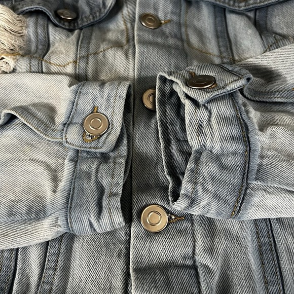 Love Tree Womens Lt Blue Button Up Distressed Denim Jean Jacket SZ M SHORT READ - Picture 8 of 8